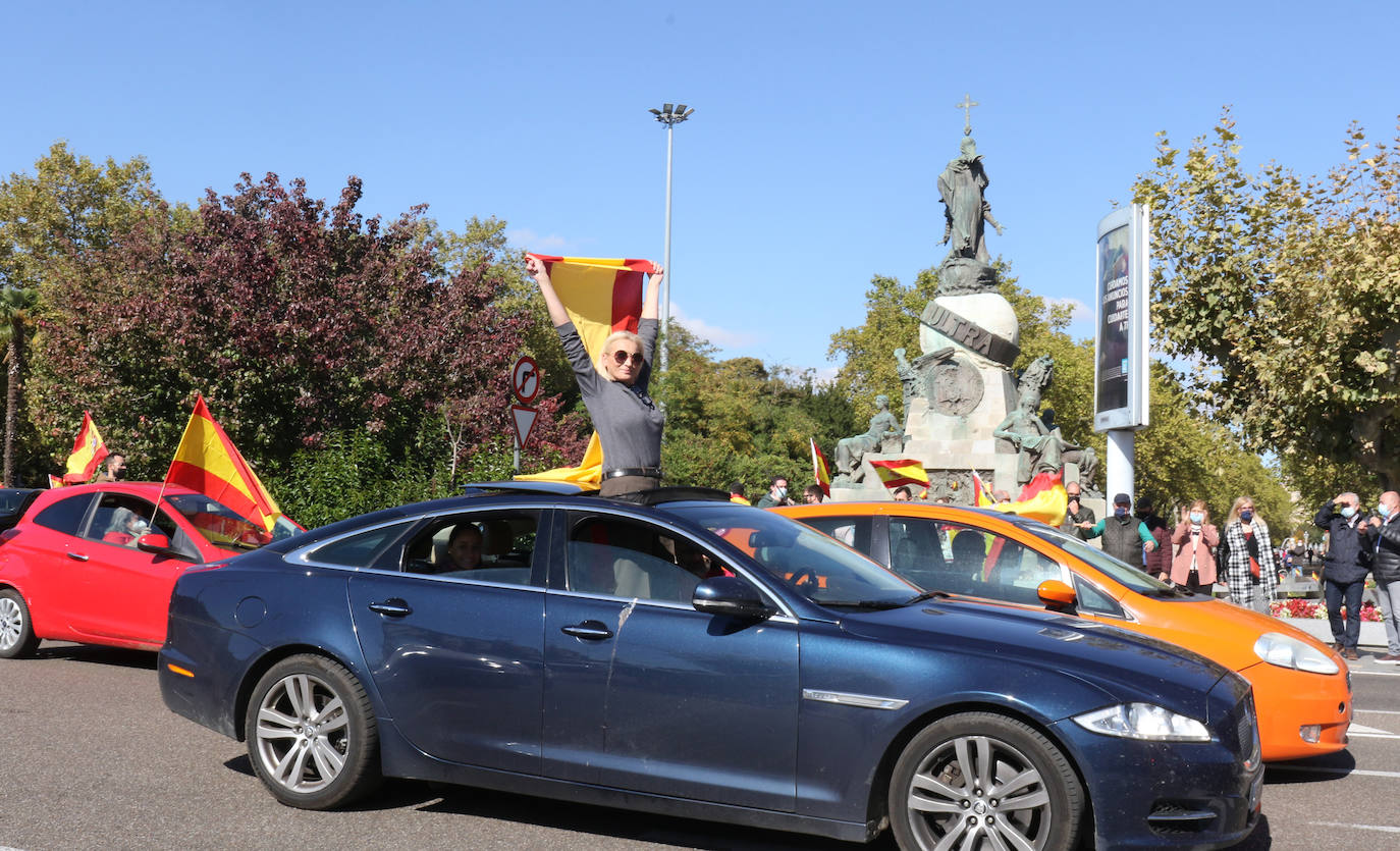 Fotos: Manifestación en Valladolid con motivo de la Fiesta Nacional