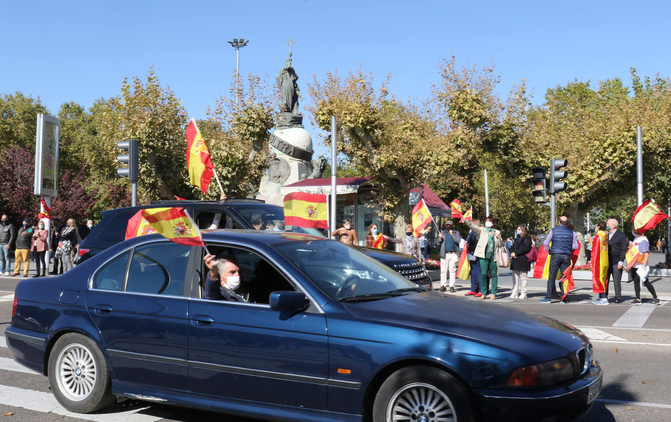 Fotos: Manifestación en Valladolid con motivo de la Fiesta Nacional