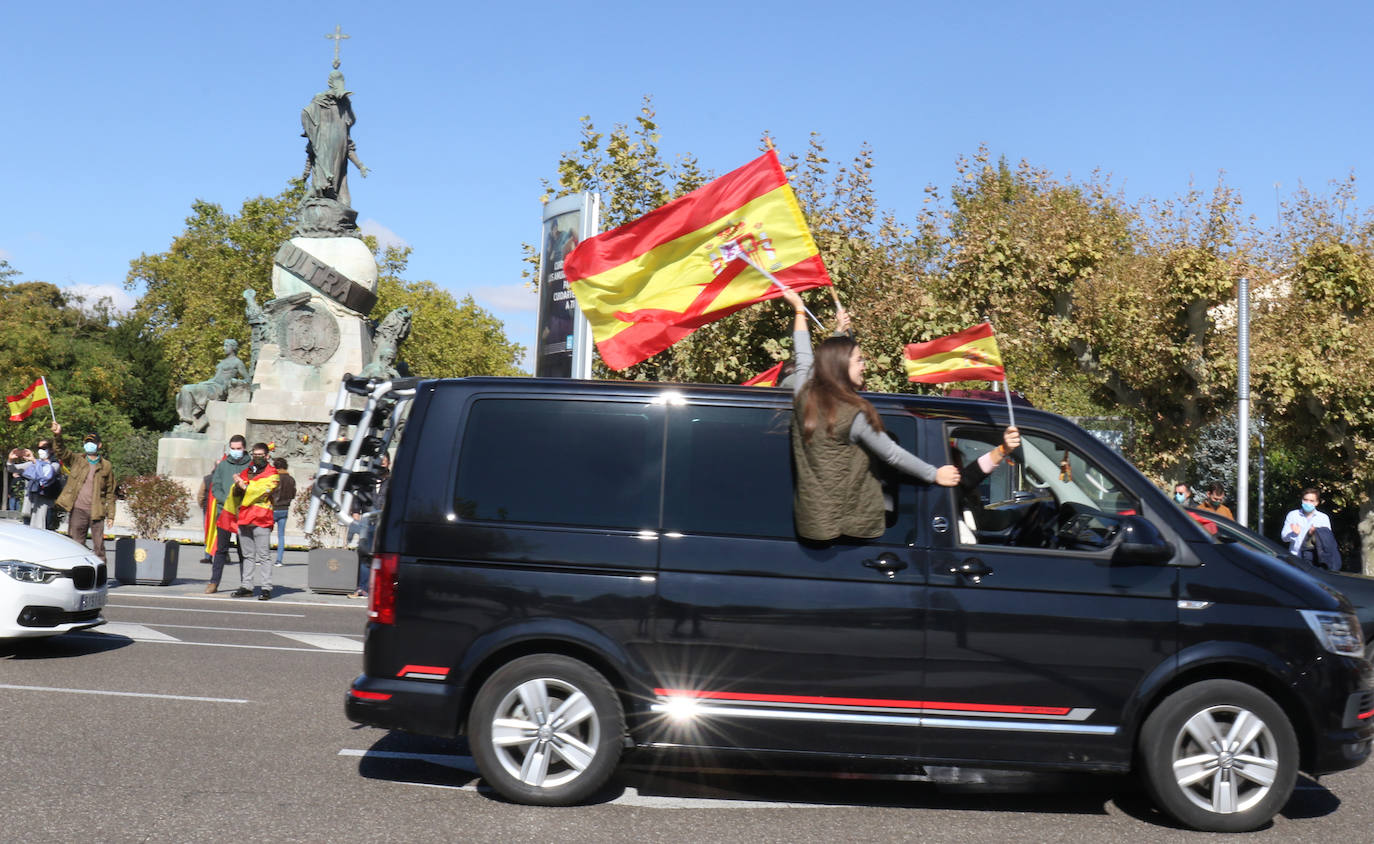 Fotos: Manifestación en Valladolid con motivo de la Fiesta Nacional