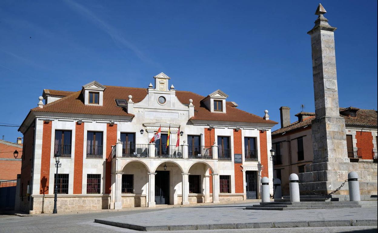 Ayuntamiento y monolito a los comuneros en Villalar (Valladolid).