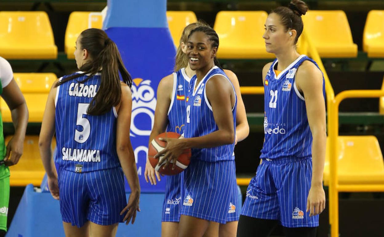 Hayes, en el centro, ante Araski. 