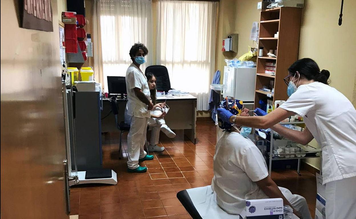 Trabajadoras de la residencia de Riaza se someten a las pruebas de detección del virus. 