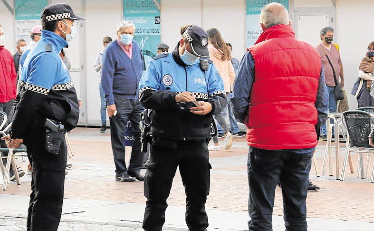 Los agentes multan a un hombre por no llevar mascarilla.