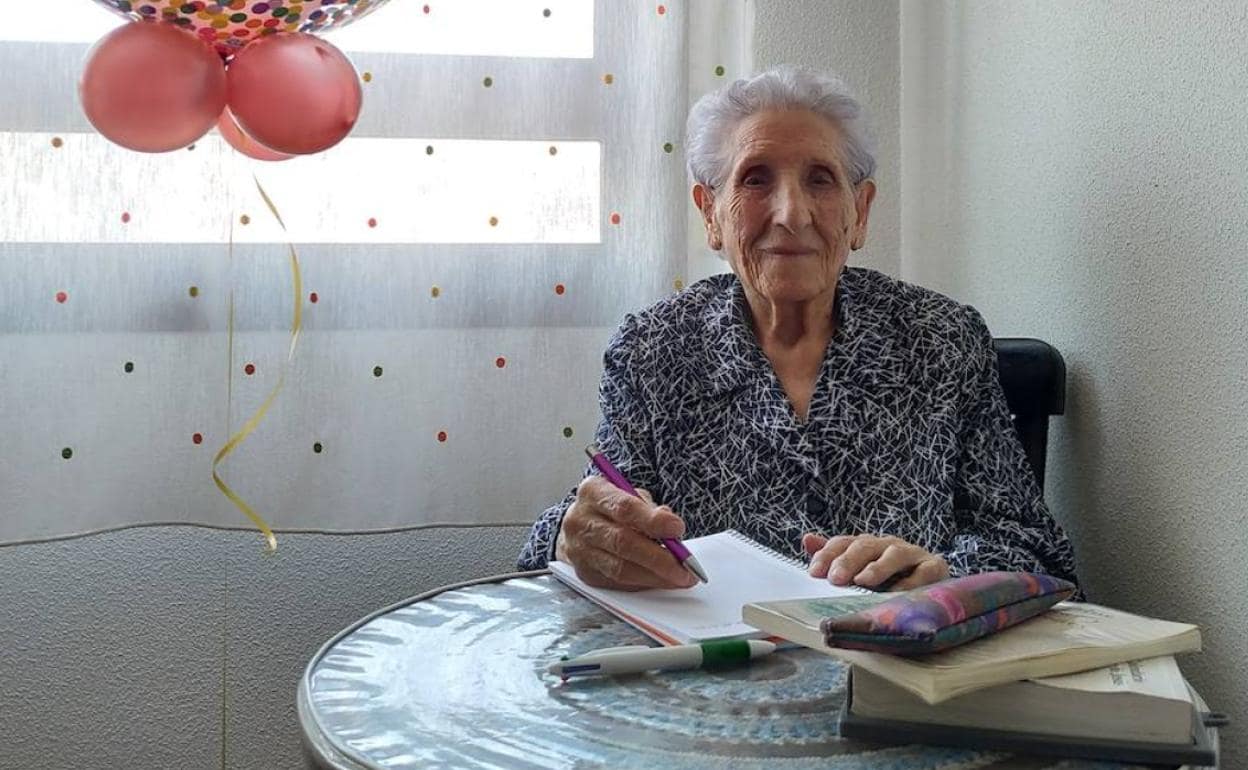 Bernarda Díez, sentada ante su mesa camilla donde le gusta escribir. 