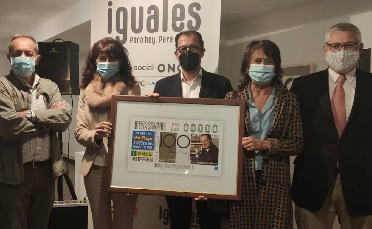 Presentación del cupón dedicado a Miguel Delibes. 