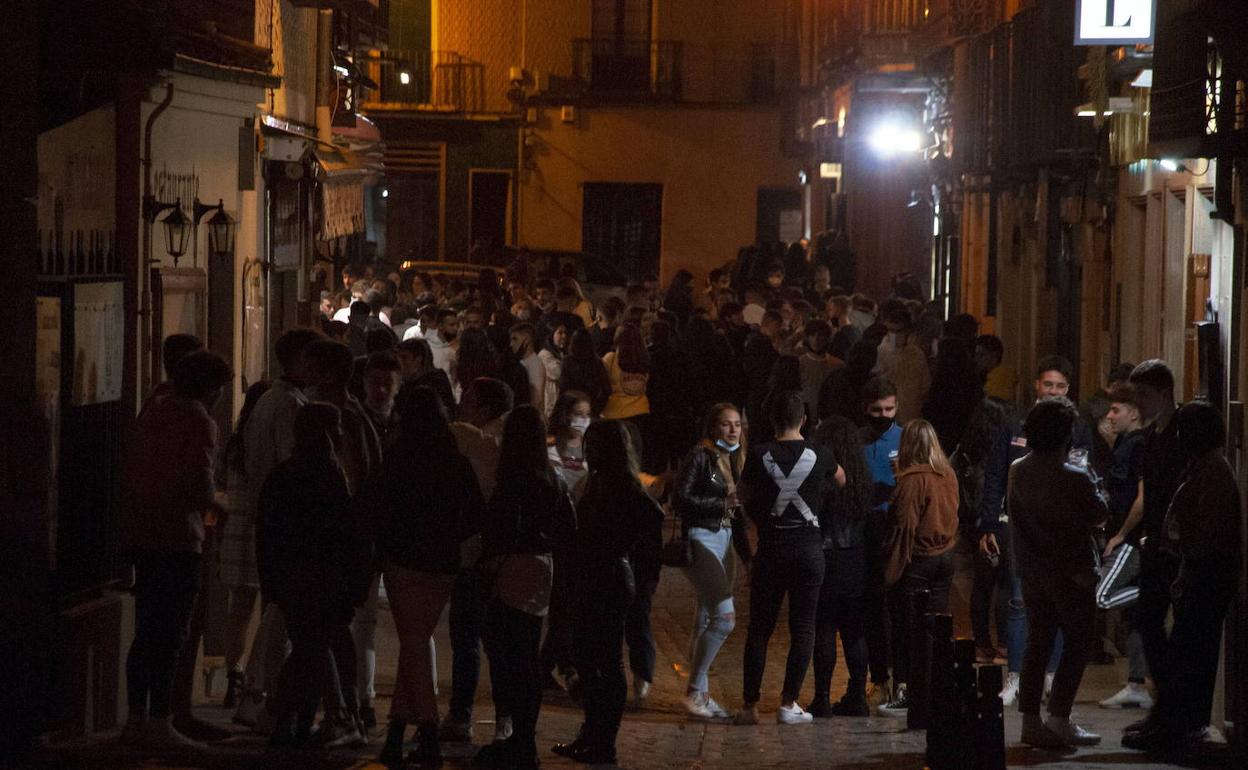 Jóvenes en la calle de los bares.