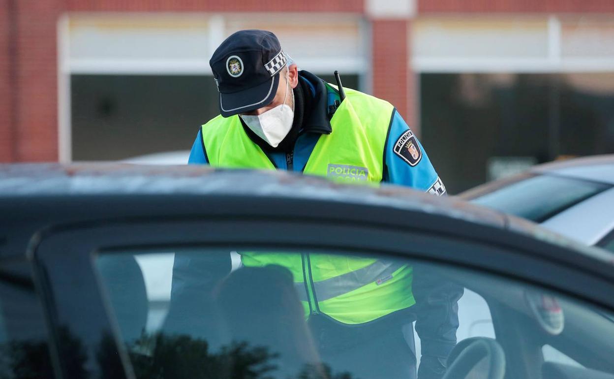 Un policía local, durante un control en León con motivo del cierre perimetral de la ciudad. 