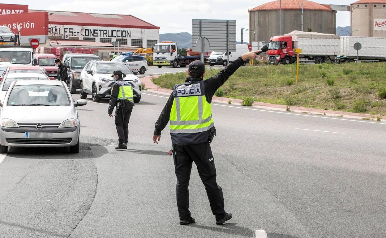 Los agentes controlan los accesos y salidas en Miranda de Ebro, que se encuentra confinada. 