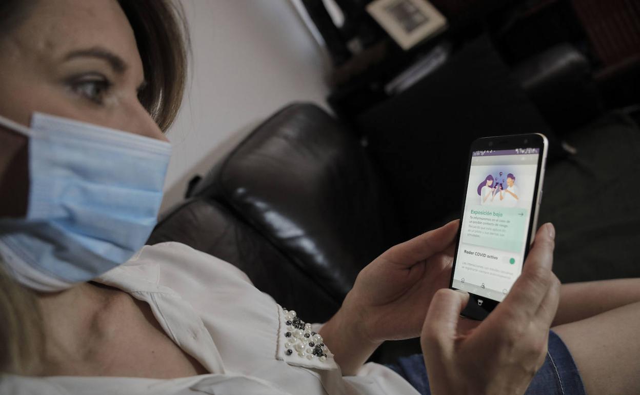 Una joven, con la aplicación Radar Covid.. 