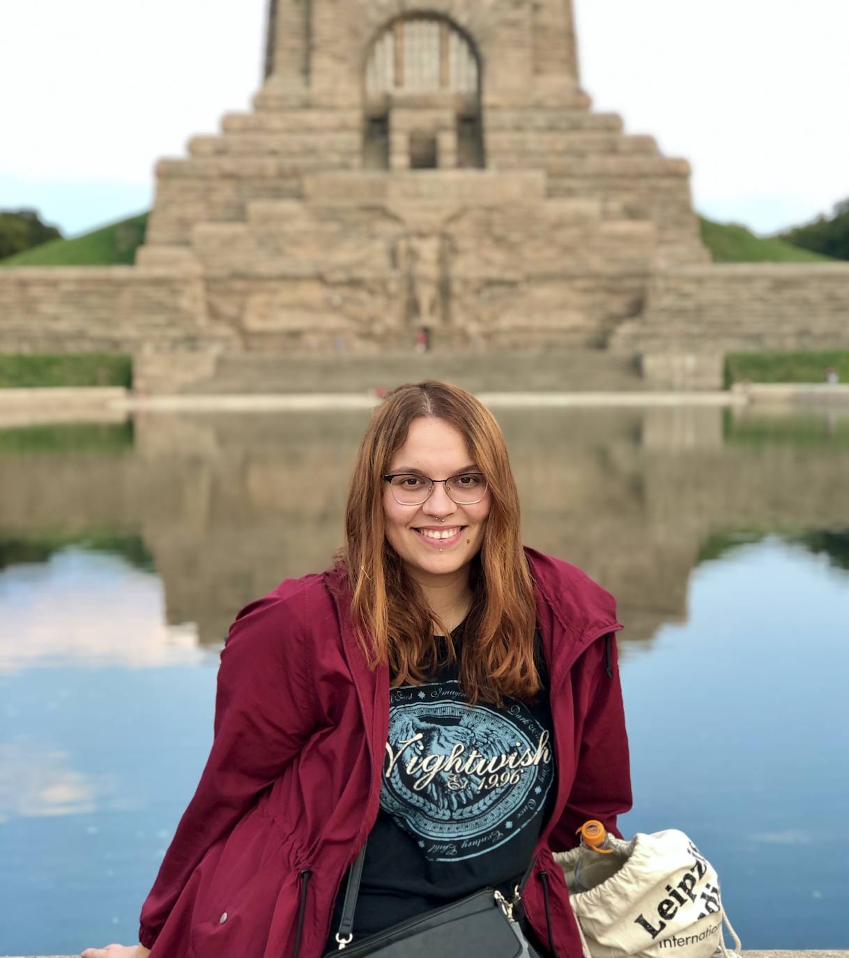 María Sánchez ante el monumento a la Batalla de las Naciones, en Leipzig.