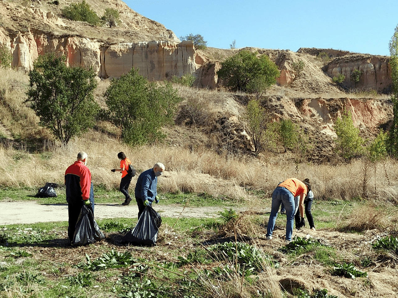 Recogida de residuos en el paraje de El Terminillo.