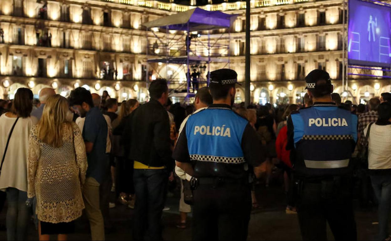 Agentes de la Policía Local en un evento festivo en la Plaza.