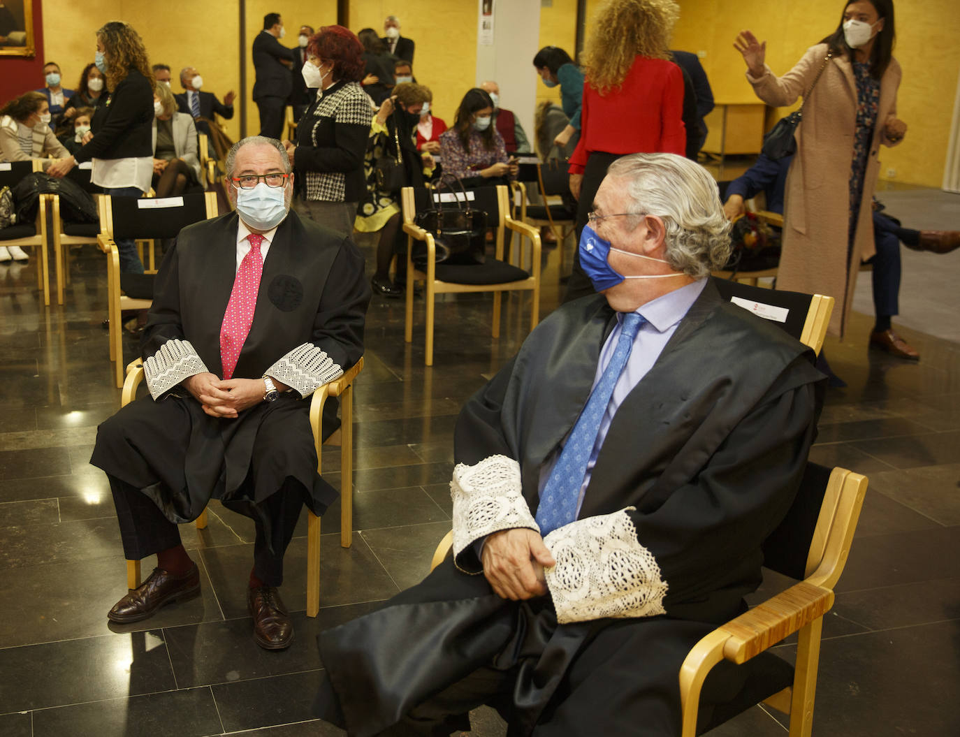 El Colegio de Abogados de Valladolid (Icava) acogió hoy la toma de posesión de Javier Martín como nuevo decano. Junto a él, juraron sus cargos para los próximos cuatro años los seis miembros de su candidatura.