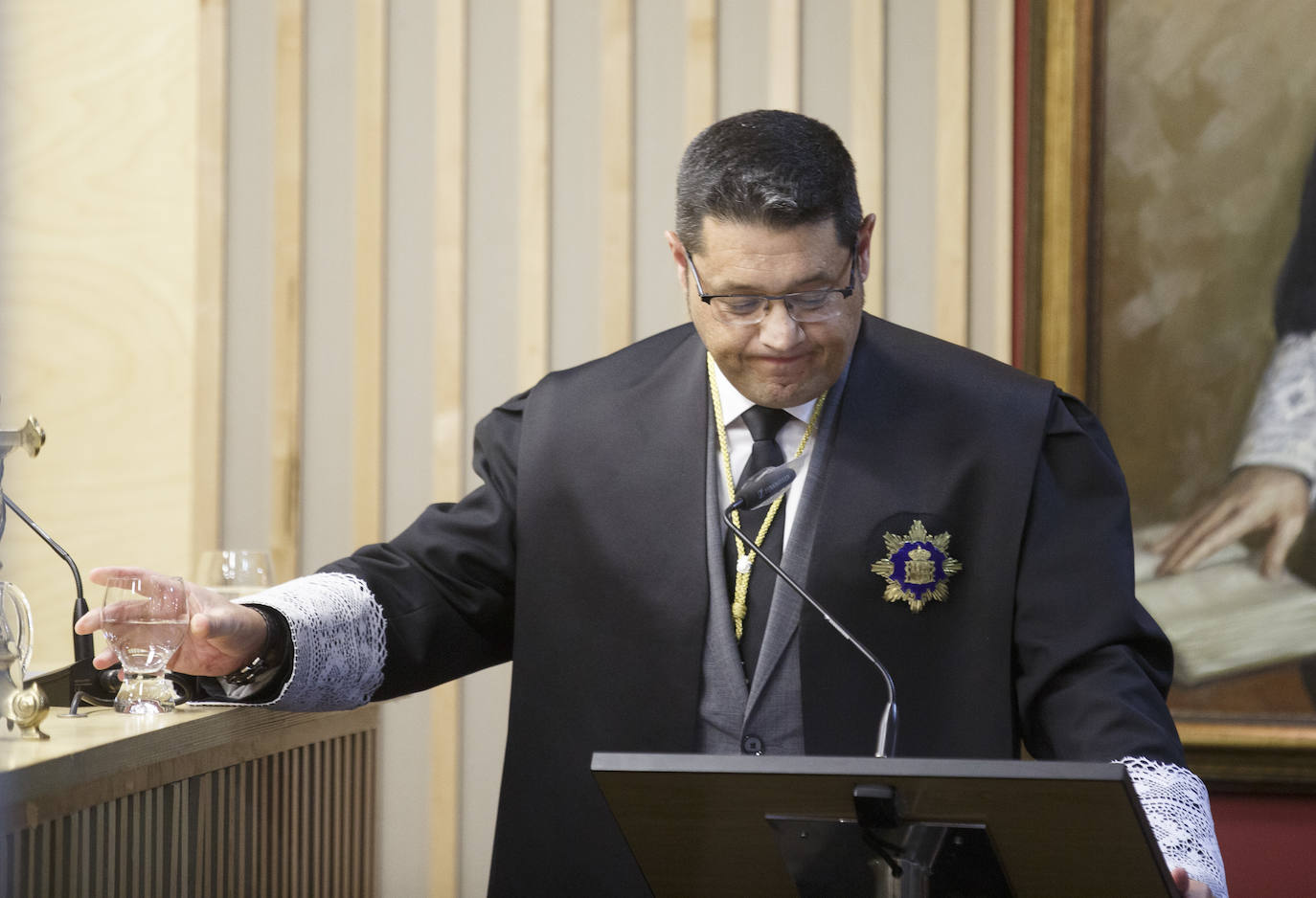 El Colegio de Abogados de Valladolid (Icava) acogió hoy la toma de posesión de Javier Martín como nuevo decano. Junto a él, juraron sus cargos para los próximos cuatro años los seis miembros de su candidatura.