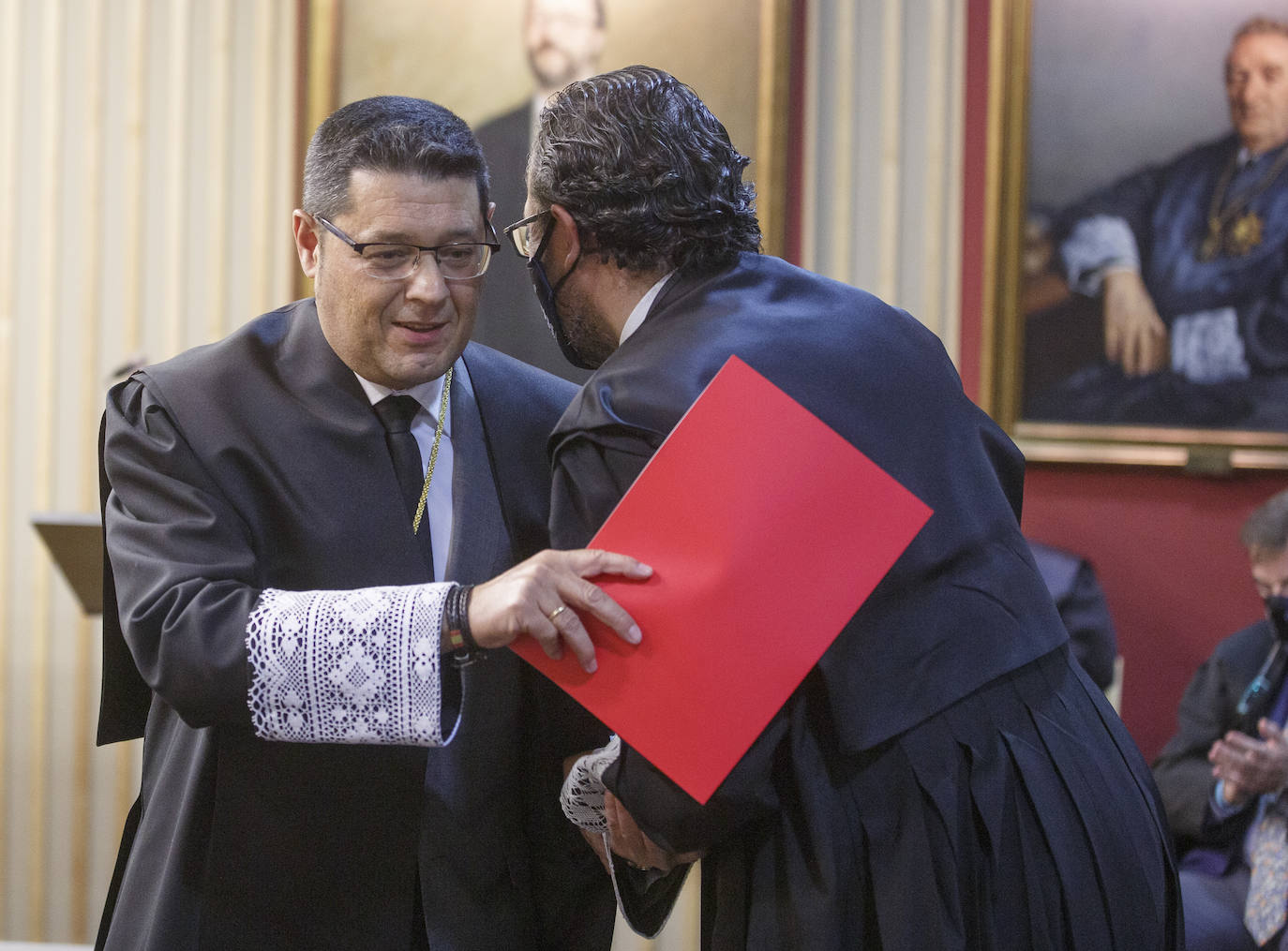 El Colegio de Abogados de Valladolid (Icava) acogió hoy la toma de posesión de Javier Martín como nuevo decano. Junto a él, juraron sus cargos para los próximos cuatro años los seis miembros de su candidatura.