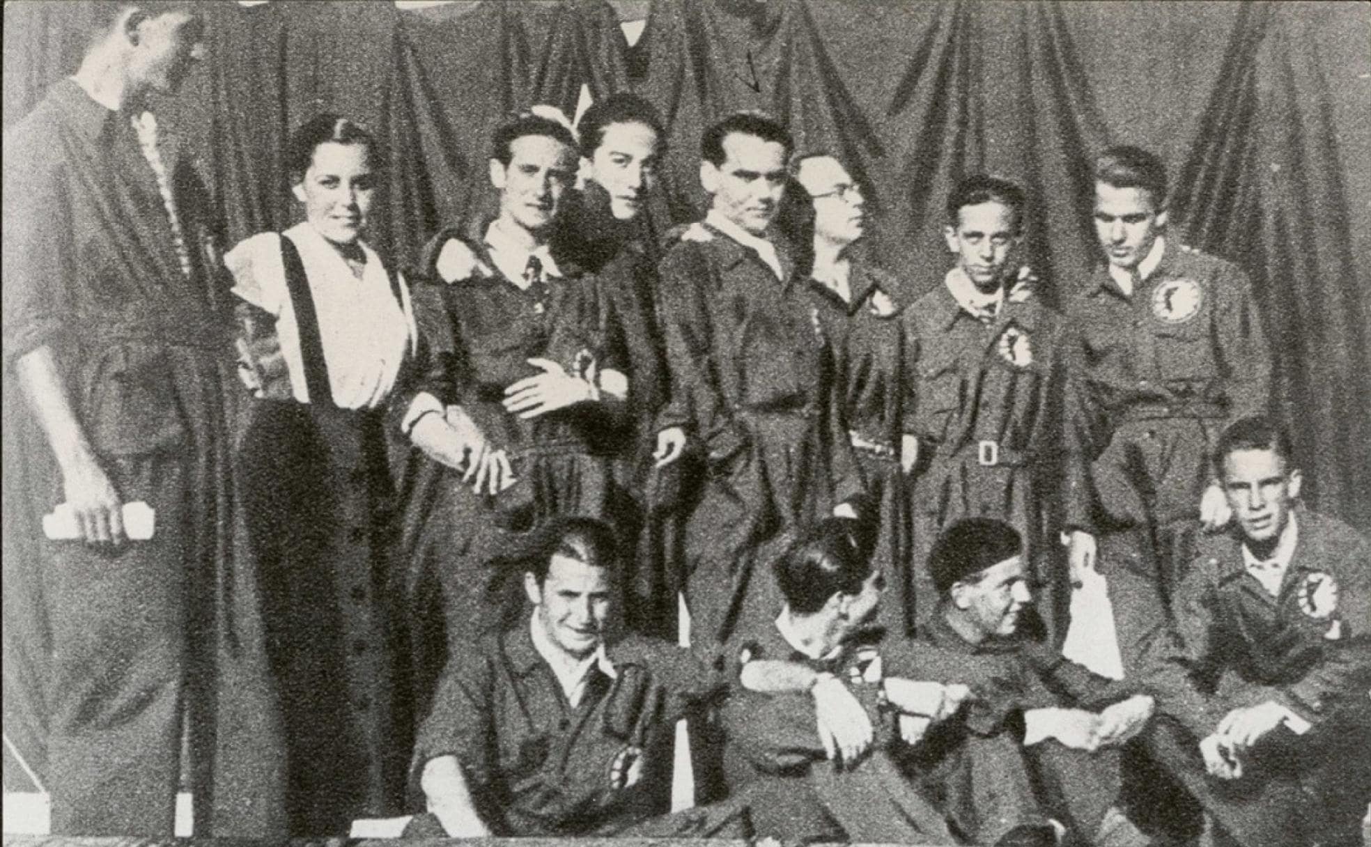 Federico García Lorca, en el centro, con varios miembros de la compañía teatral La Barraca. 