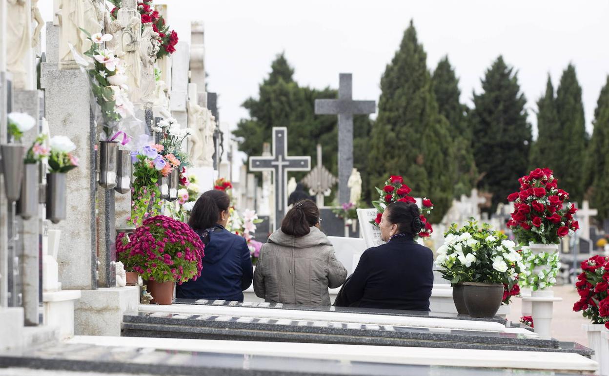 Tres mujeres en el cementerio del Carmen el pasado año durante la celebración de Todos los Santos. 