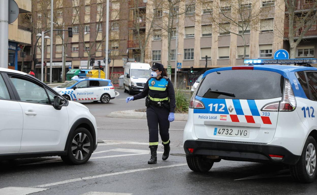 Uan agente de la Policía Local, en un controal en Salamanca.