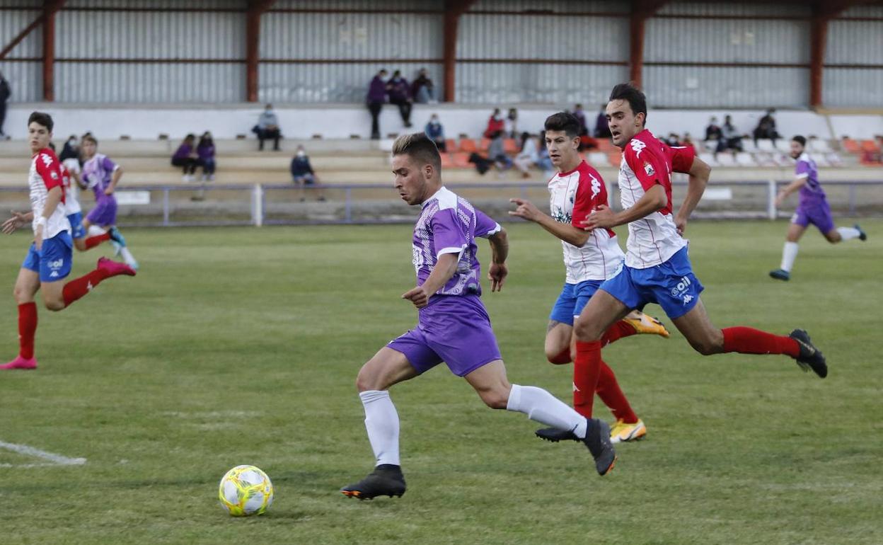 Imágen del partido de pretemporada entre el Becerril y el Atlético Tordesillas. 