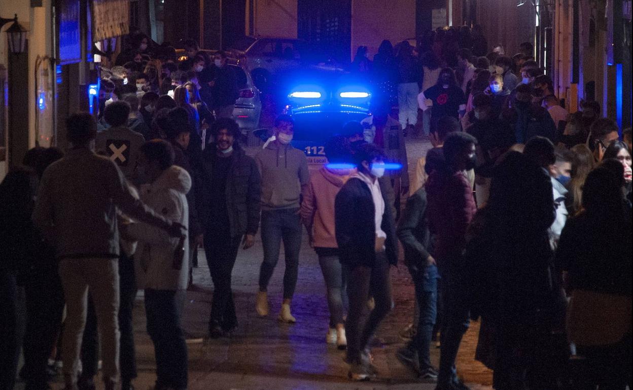 Grupos de jovenes en la calle de los bares en Segovia. 