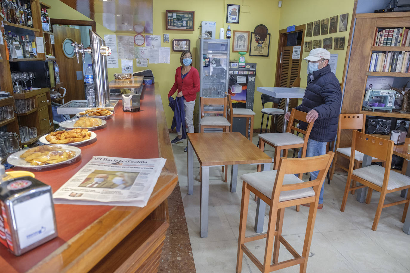 Mucha gente en la calle y bastante menos en los bares, sobre todo en el interior, antes de que llegue una semana en la que se anuncian lluvias.