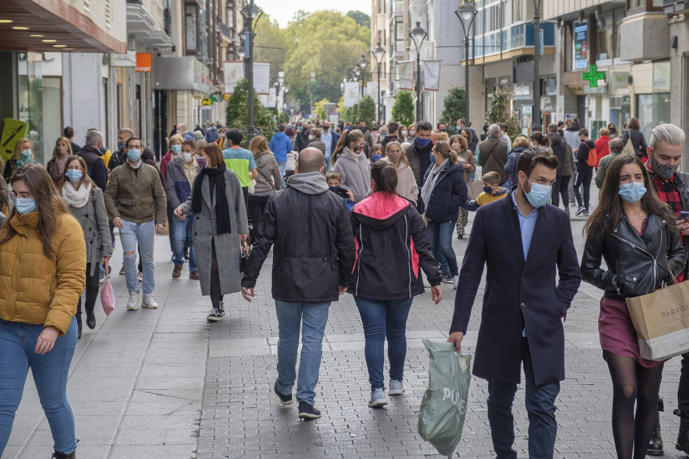 Mucha gente en la calle y bastante menos en los bares, sobre todo en el interior, antes de que llegue una semana en la que se anuncian lluvias.