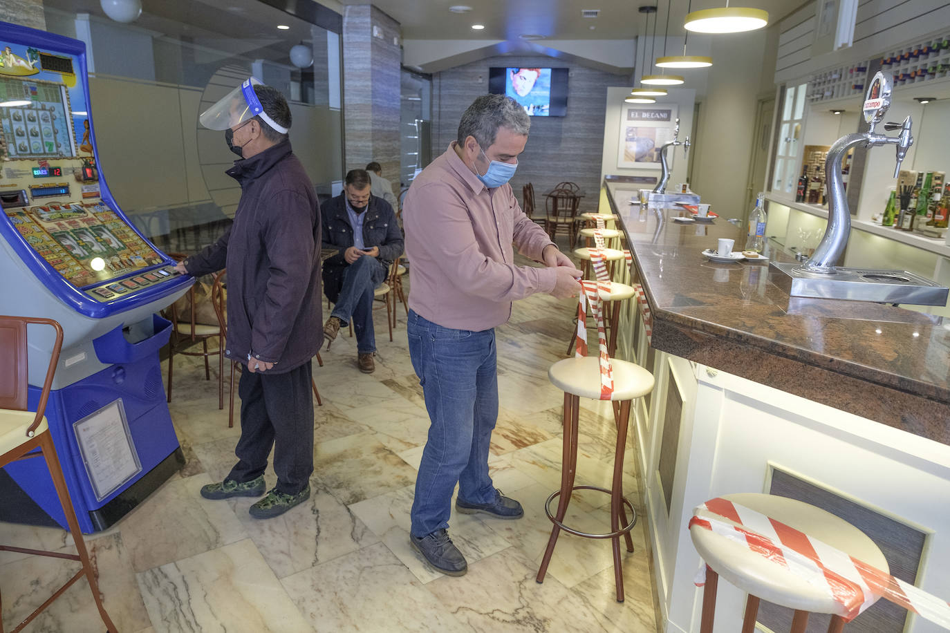 Mucha gente en la calle y bastante menos en los bares, sobre todo en el interior, antes de que llegue una semana en la que se anuncian lluvias.