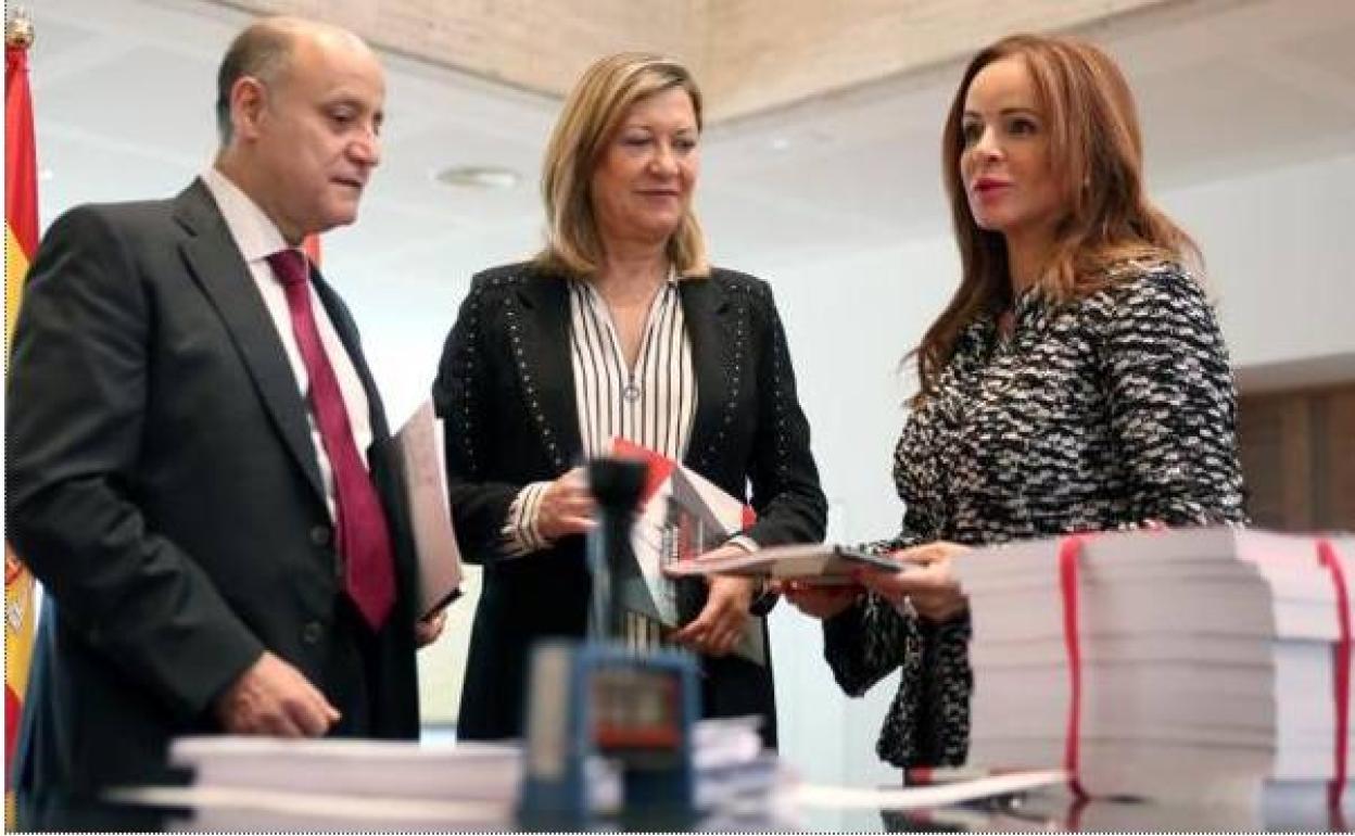 Octubre de 2017, la entonces consejera Pilar del Olmo y el director de Presupuestos registran las cuentas aún vigentes en las Cortes, con Silvia Clemente como presidenta.