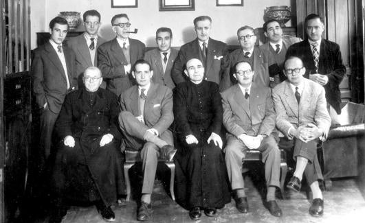 Delibes (sentado, el segundo desde la izquierda), junto a periodistas, directores y gerente de El Norte de Castilla en torno a los años cincuenta del siglo pasado.