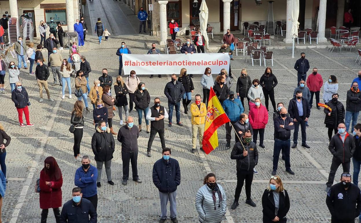 Protesta de los hosteleros de Tordesillas esta mañana. 