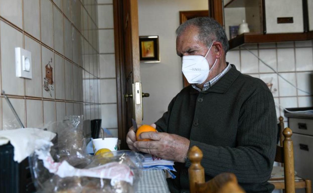 Daniel Escalante, en la cocina de su vivienda de Santibäñez de Valcorba.