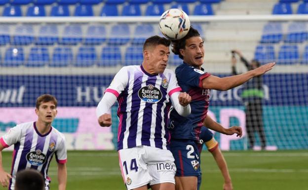 Mosquera y Alcaraz disputan un balón aéro. 