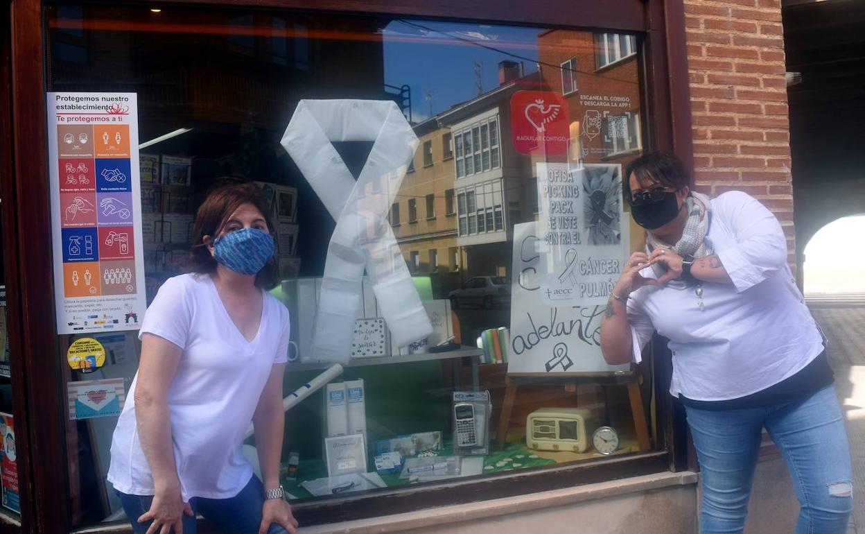 La librería Offisa, vestida de blanco con Marta Gama (derecha).