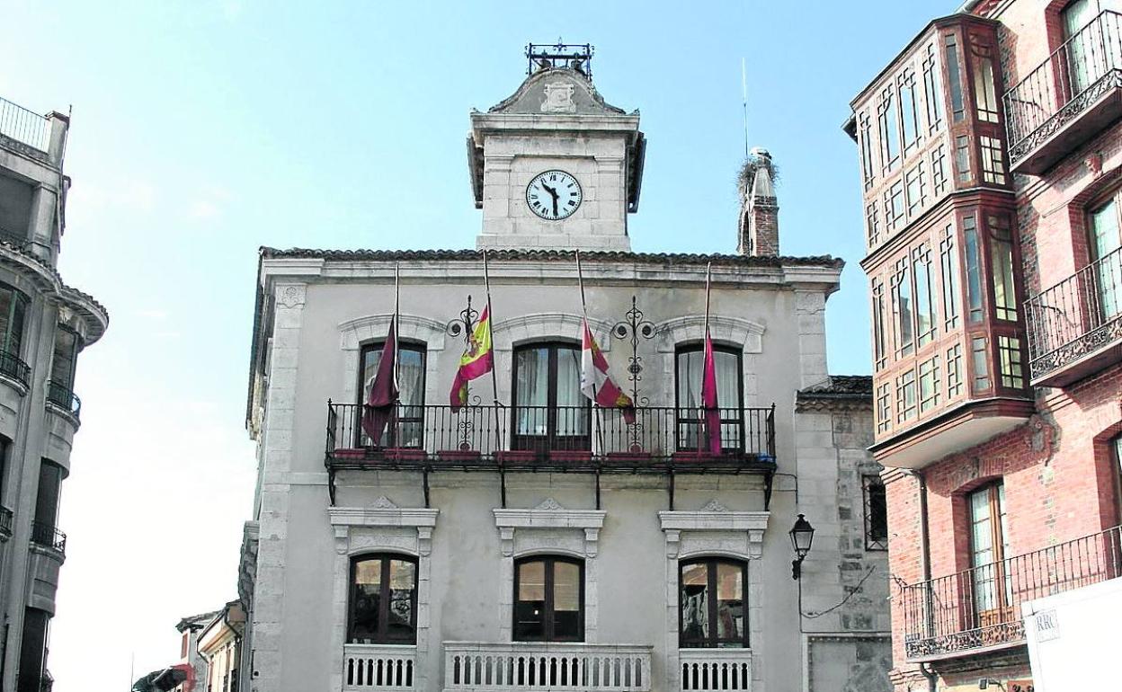 Fachada principal del Ayuntamiento de Cuéllar. 