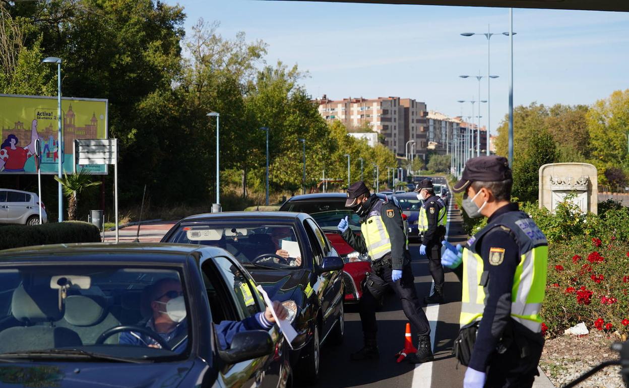 Un conductor muestra su salvoconducto para poder salir de la captal en un control de tráfico.