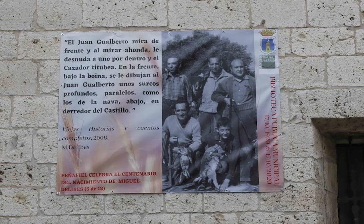 Vinilo en recuerdo de Delibes en un edificio de la Plaza de España del municipio. 