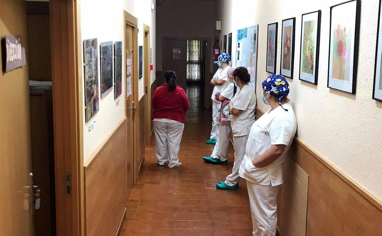 Trabajadoras de la residencia de ancianos de Riaza aguardan para someterse a las PCR. 