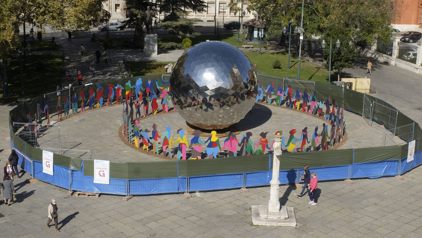 Fotos: &#039;Universo de luz&#039; de Cristóbal Gabarrón, en la plaza de San Pablo de Valladolid