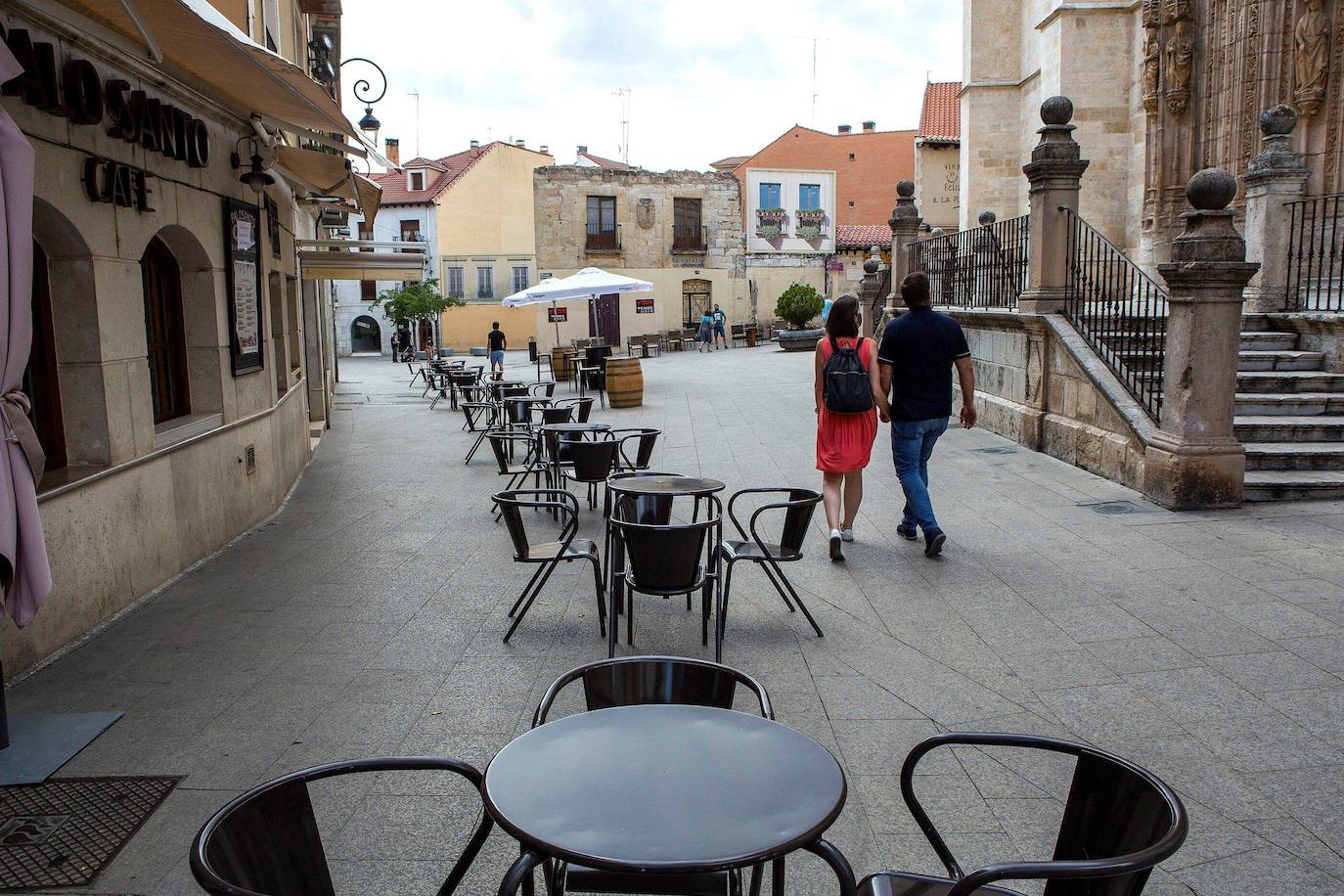 Una terraza vacía en una calle de Aranda de Duero, durante su primer confinamiento.