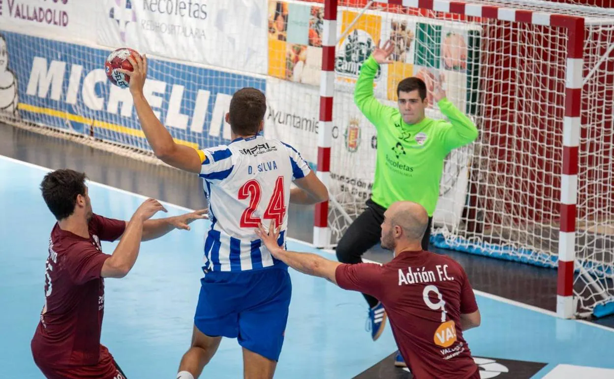 Nico García intenta detener una lanzamiento de un jugador del Oporto. 