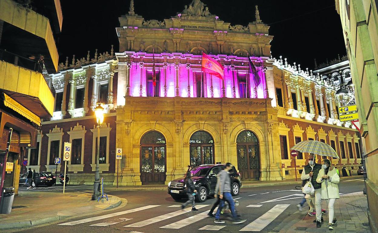 Fachada del Palacio Provincial de la Diputación, iluminado de rosa en el Día Mundial contra el Cáncer de Mama