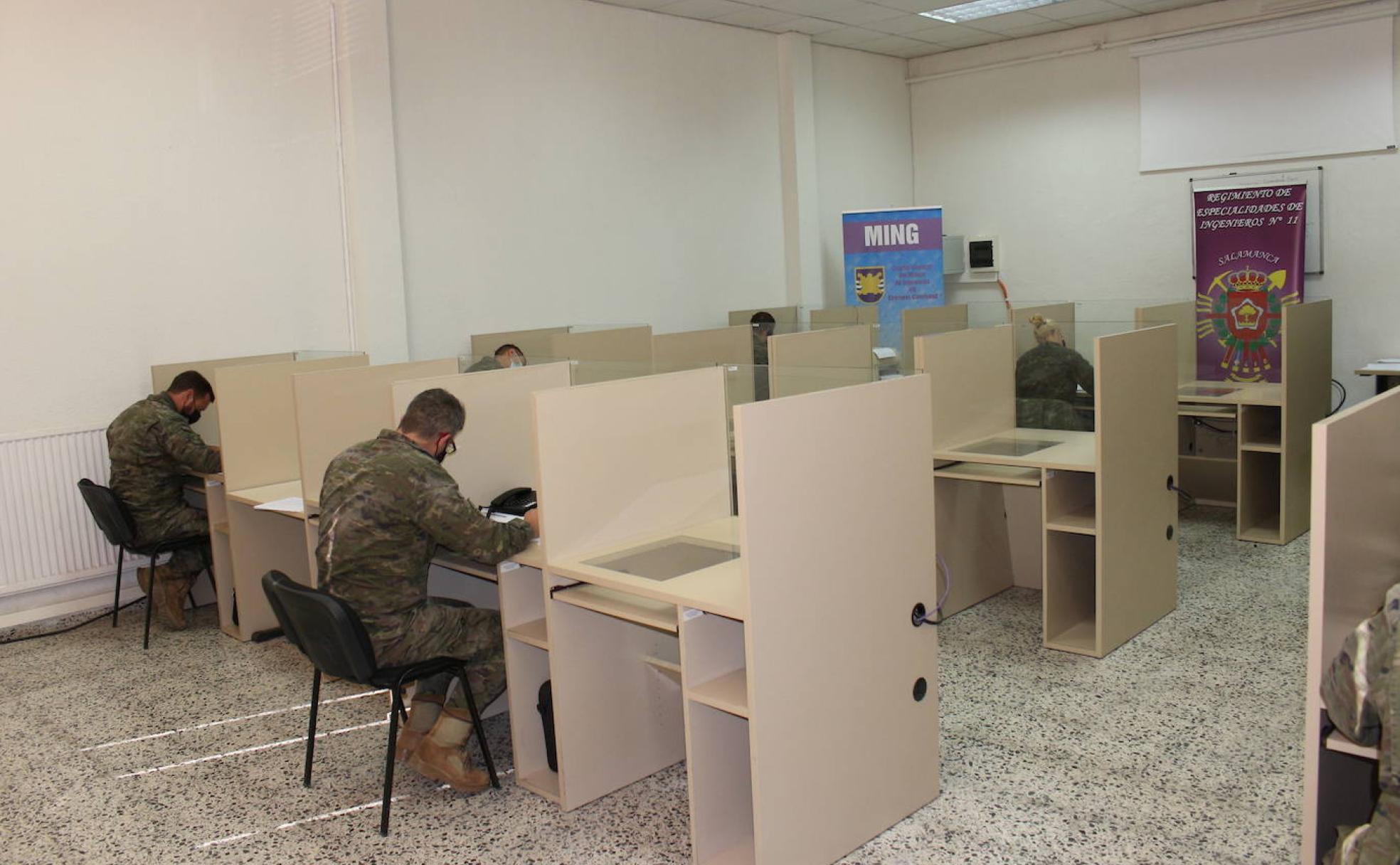 Contacto. Varios militares realizan su labor de rastreo en las instalaciones montadas en Salamanca. 