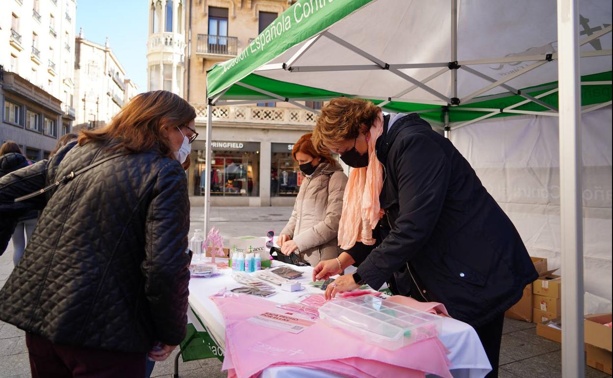Mesa informativa de la AECC en la plaza del Liceo de Salamanca el pasado viernes.