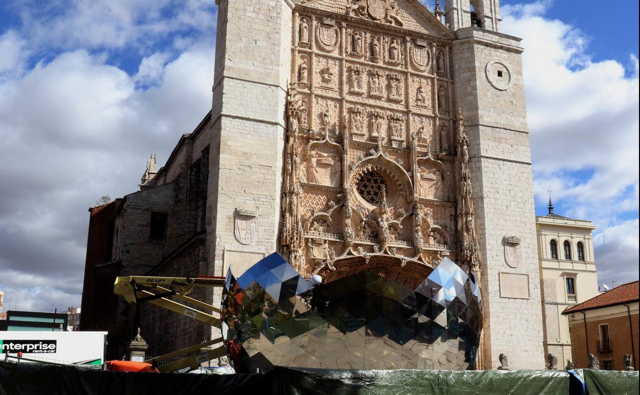 Instalación de la obra de Gabarrón en la plaza de San Pablo de Valladolid.