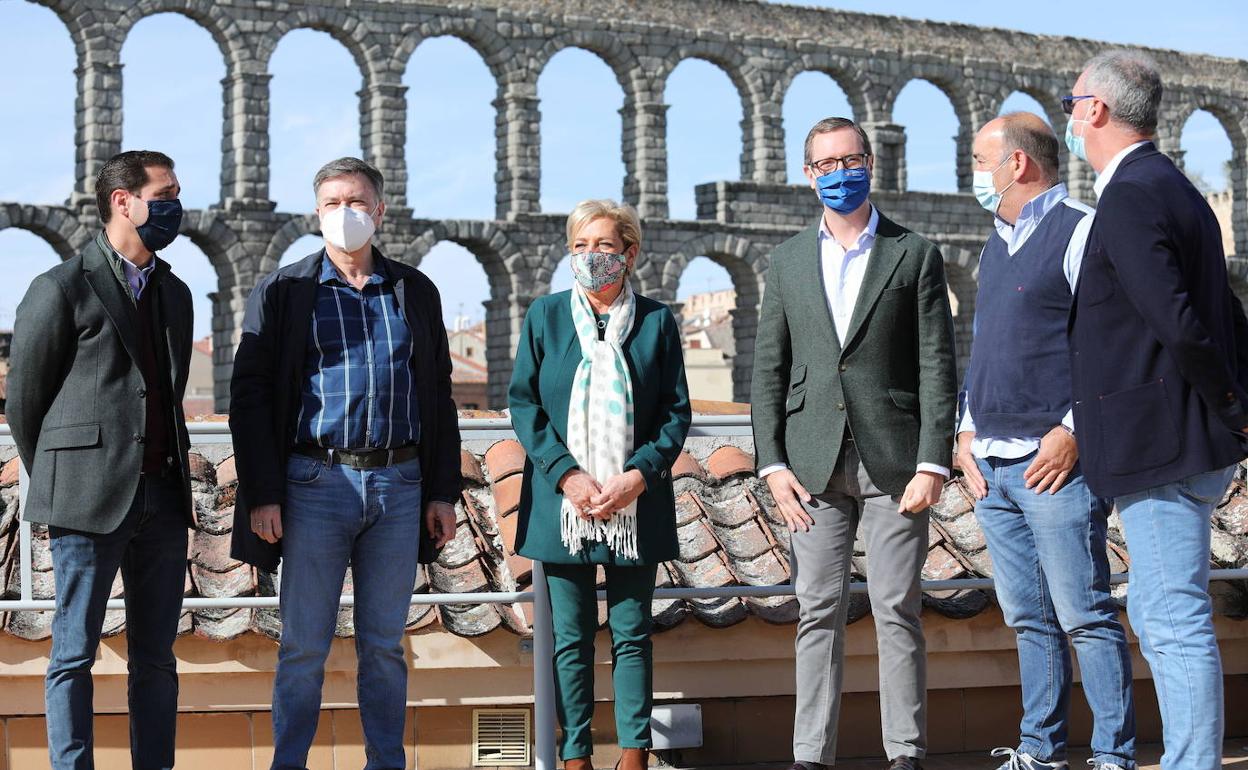 Los populares Pablo Pérez (izq.), Francisco Vázquez, Paloma Sanz, Javier Maroto, Miguel Ángel de Vicente y José Mazarías, este domingo en Segovia. 