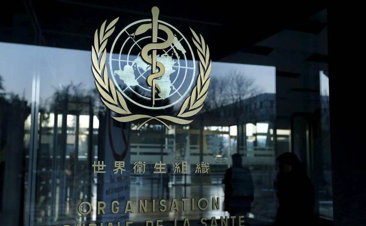 Logotipo de la Organización Mundial de la Salud en su sede central de Ginebra.