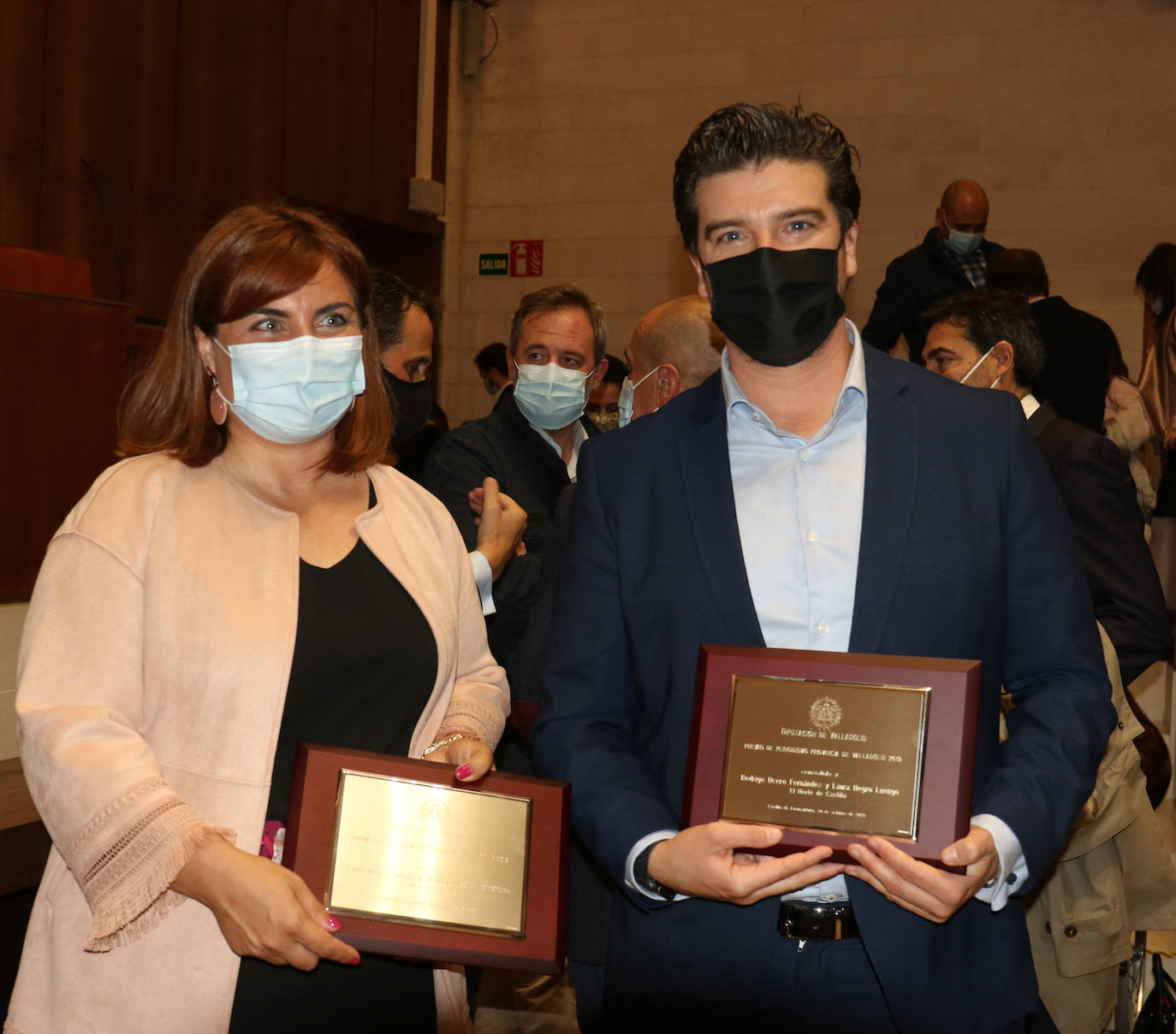 Laura Negro y Rodrigo Ucero, con sus reconocimientos, en la entrega de los Premios de Periodismo Provincia de Valladolid ,en el Castillo de Fuensaldaña.