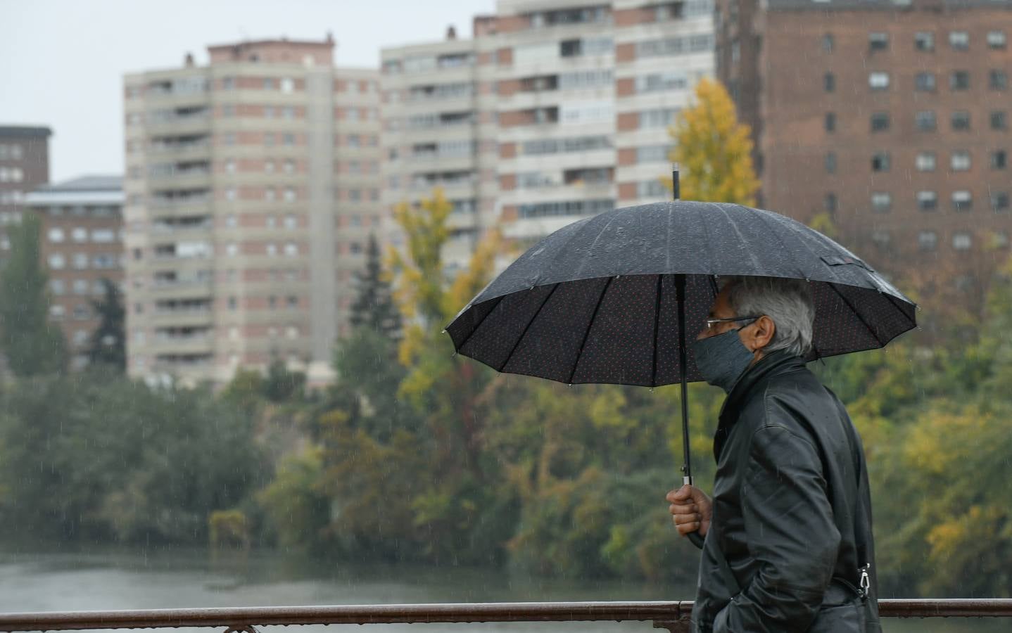 Fotos: Día de lluvia en Valladolid por el paso de la borrasca &#039;Bárbara&#039;