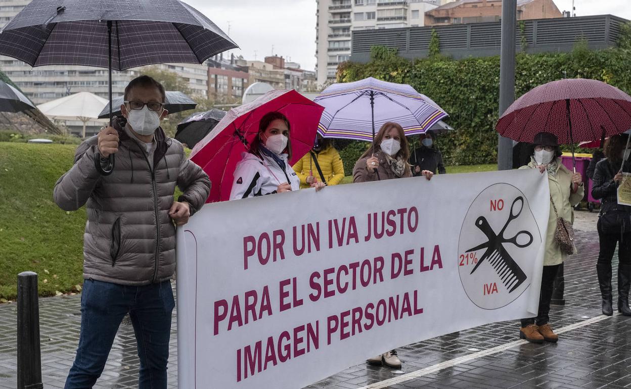 Varios manifestantes sujetan una pancarta en la concentración