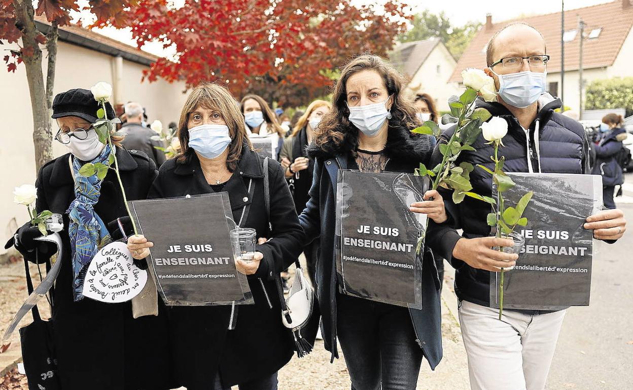 Ciudadanos franceses protestan contra el asesinato del profesor por un yihadista. 